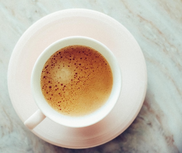 Tazza di caffè mattutina con latte su pietra di marmo piatta bevanda calda sul tavolo vista dall'alto flatlay fotografia di cibo e ispirazione per ricette per blog di cucina o libro di cucina