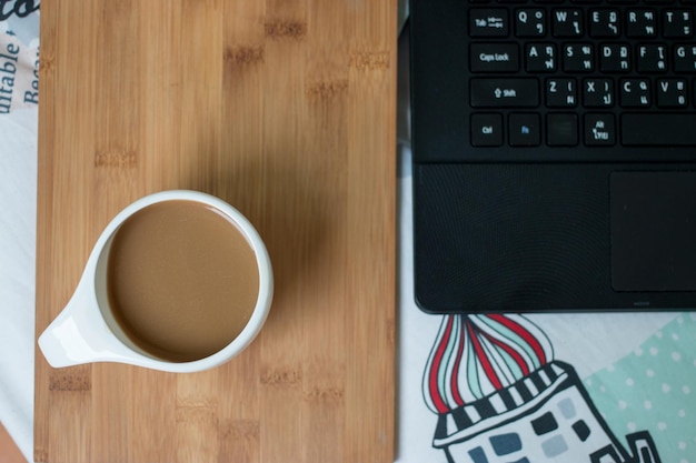 Tazza di caffè mattutina e laptop per lavorare