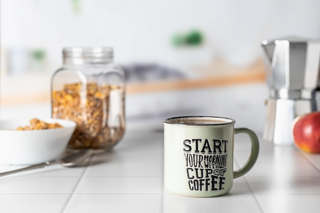 Tazza di caffè mattutino sul ripiano del tavolo piastrellato bianco in cucina Concetto di sana colazione con avena di caffè e mela Vita domestica Spazio di testo