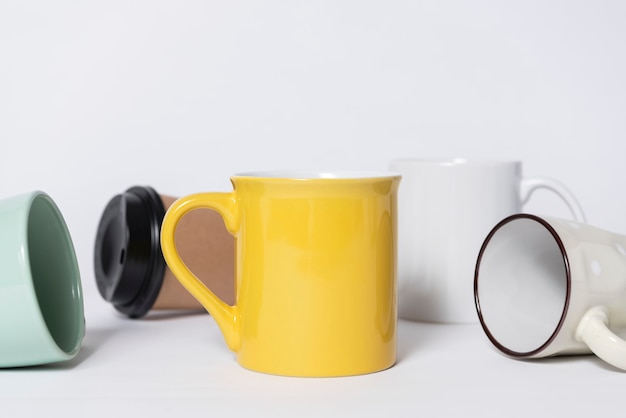 Tazza di caffè minimale sul tavolo. mock up per oggetti di branding di design creativo.