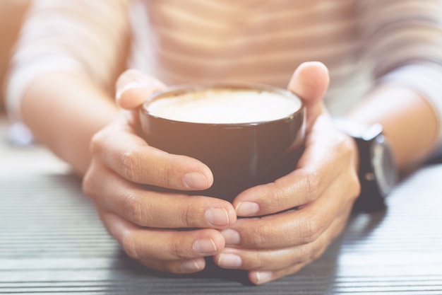 Tazza di caffè nella caffetteria