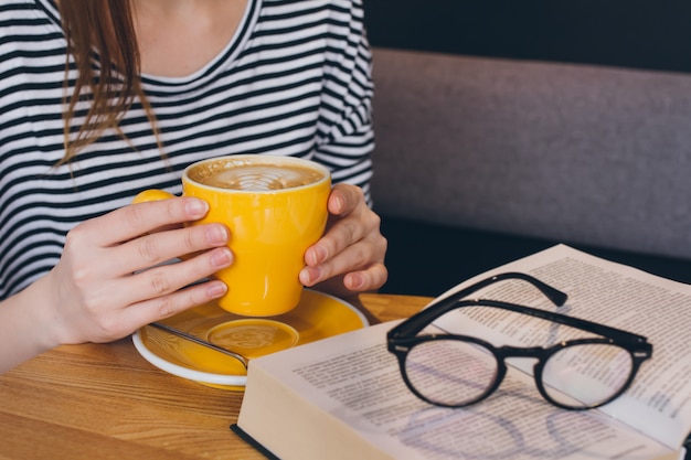 Tazza di caffè nelle mani della ragazza