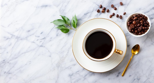 Tazza di caffè nero con chicchi di caffè su tavolo di marmo Spazio di copia Vista dall'alto