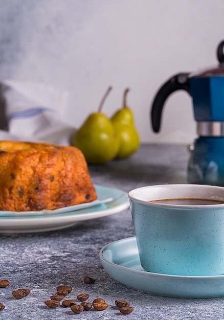 Tazza di caffè nero, fagioli e torta con cioccolato versando, sfocato sfondo bokeh.