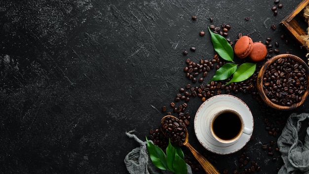 Tazza di caffè nero profumato Su uno sfondo di pietra nera Vista dall'alto Spazio libero per il testo