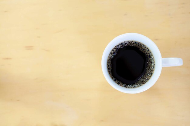 tazza di caffè nero su fondo di legno