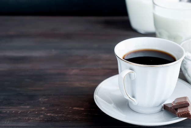 Tazza di caffè nero su un tavolo di legno