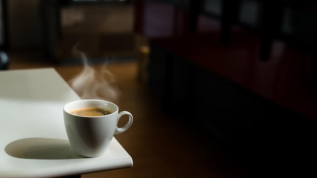 tazza di caffè nero sul tavolo bianco