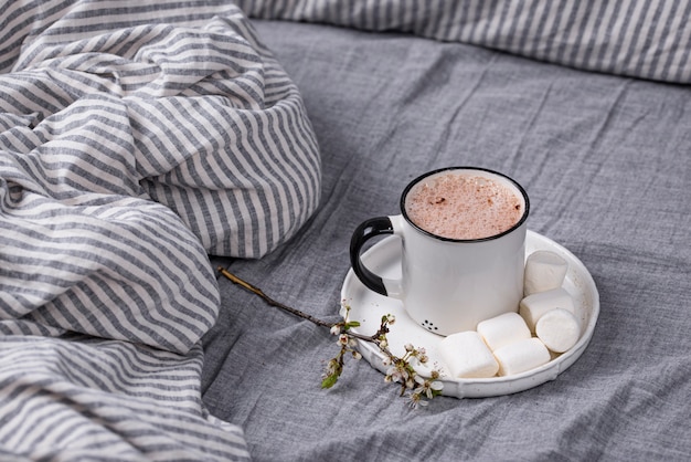 Tazza di caffè o cacao sul letto