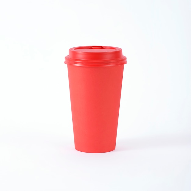 Tazza di caffè o tè di carta rossa su una priorità bassa bianca