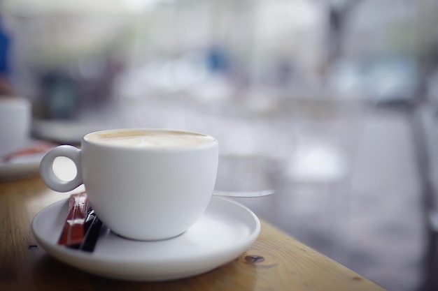 tazza di caffè per colazione in un bar / che serve una tazza di caffè in interni moderni, una colazione europea