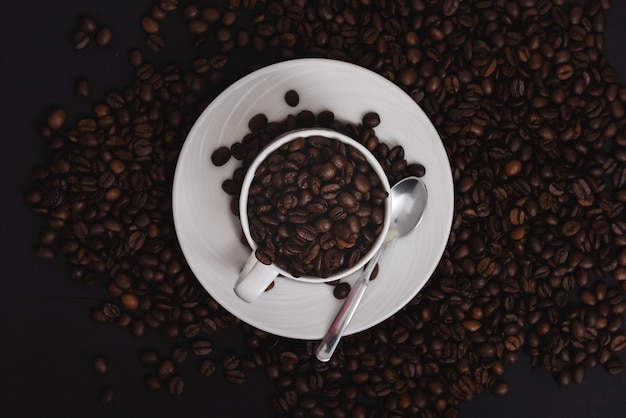 Tazza di caffè piena isolata sulla vista superiore del fondo del caffè