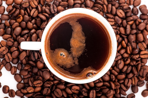 Tazza di caffè profumata su sfondo bianco