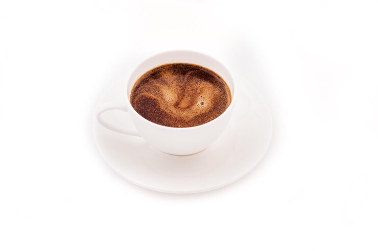 Tazza di caffè profumata su sfondo bianco