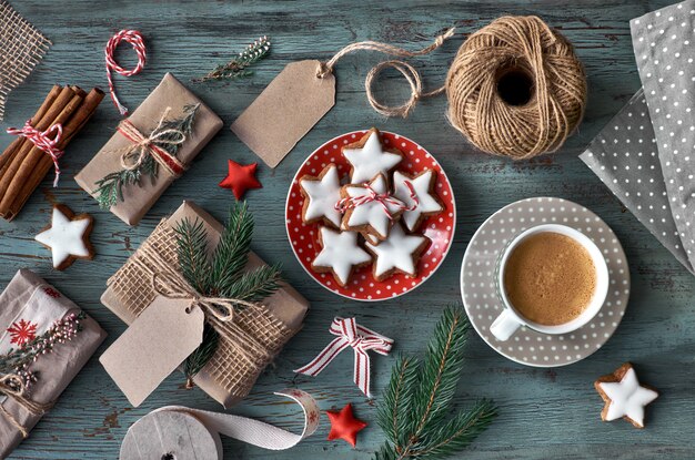 Tazza di caffè, regali e biscotti di Natale