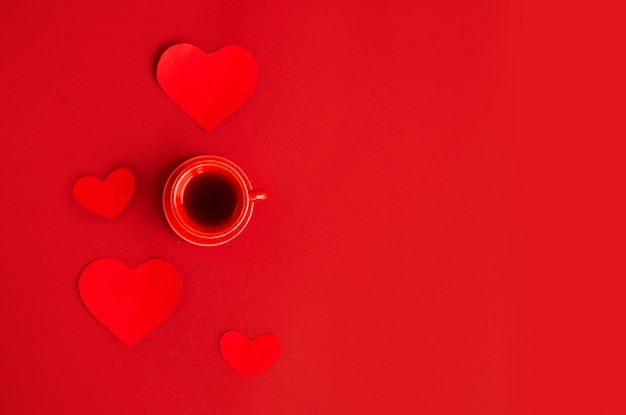 Tazza di caffè rossa con i cuori