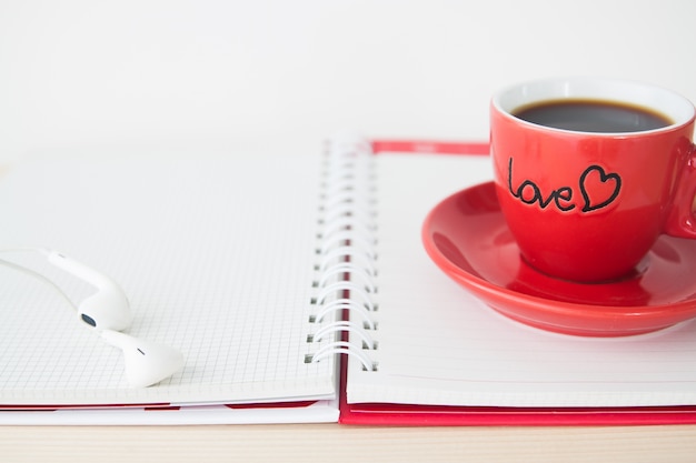 Tazza di caffè rossa sul taccuino, San Valentino