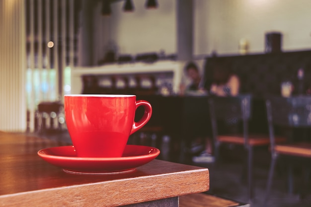 tazza di caffè rosso nella caffetteria, al mattino