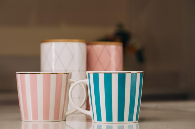 Tazza di caffè rosso su fondo di legno