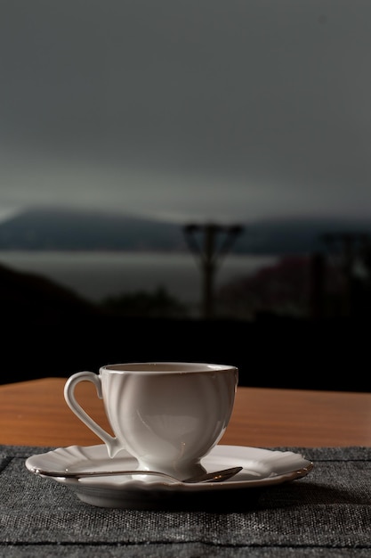 tazza di caffè sopra un tavolo di legno