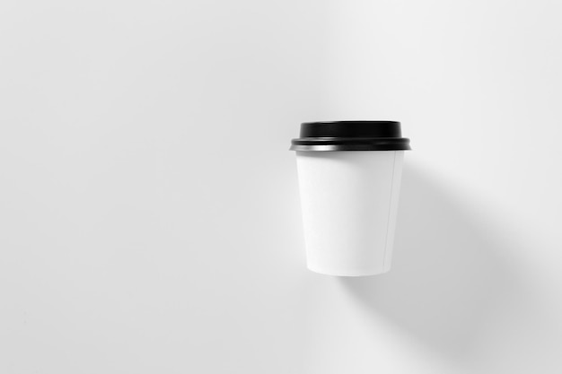 Tazza di caffè su elemento di branding bianco