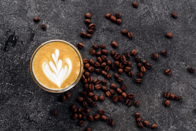 Tazza di caffè su fondo di pietra nero