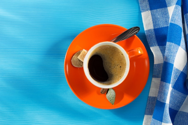 Tazza di caffè su fondo in legno