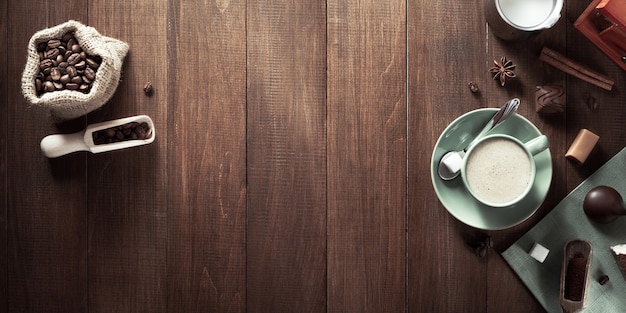 Tazza di caffè su fondo in legno