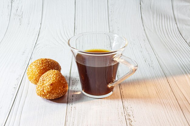 Tazza di caffè su fondo legnoso