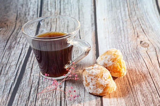 Tazza di caffè su fondo legnoso