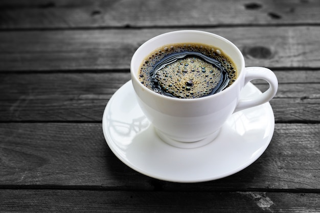 Tazza di caffè su legno