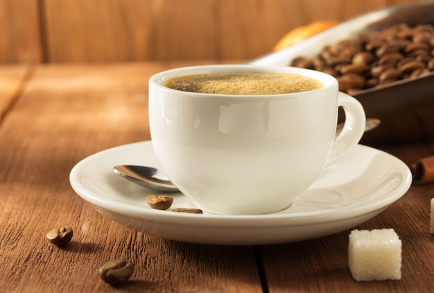 Tazza di caffè su legno