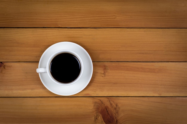 Tazza di caffè su legno