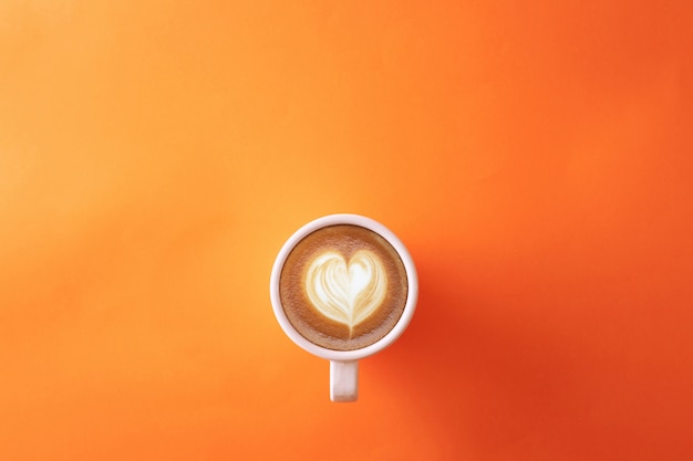 Tazza di caffè su sfondo arancione