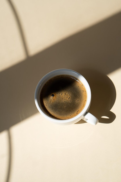 Tazza di caffè su sfondo beige per studio