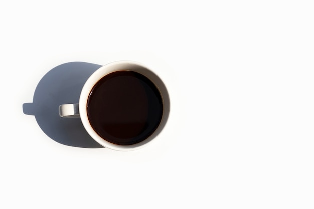 Tazza di caffè su sfondo bianco. Vista dall'alto