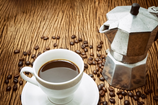 Tazza di caffè su sfondo bianco