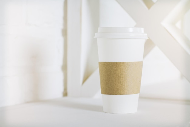 Tazza di caffè su sfondo bianco