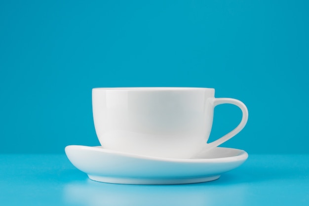 tazza di caffè su sfondo blu