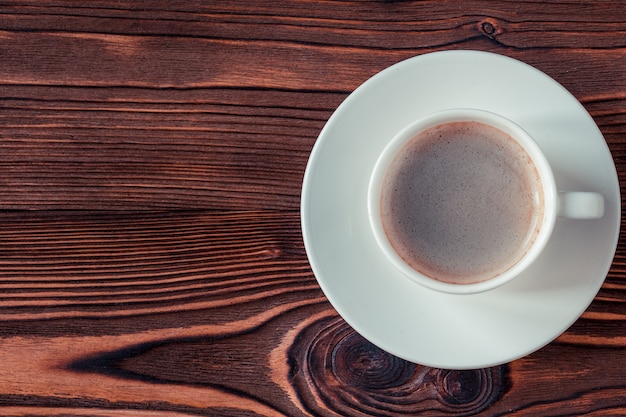 Tazza di caffè su un fondo di legno Copia spazio Messa a fuoco selettiva