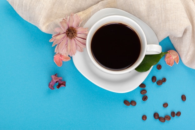 Tazza di caffè su un tavolo blu