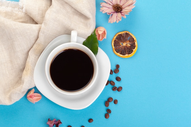 Tazza di caffè su un tavolo blu