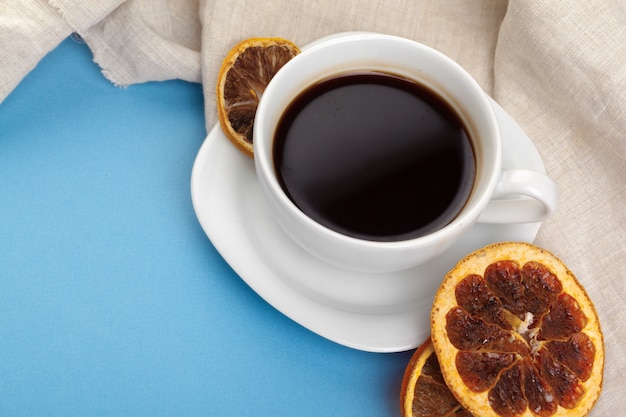 Tazza di caffè su un tavolo blu