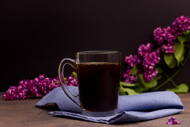 Tazza di caffè su un tavolo con fiori