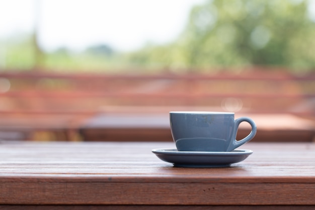 Tazza di caffè su un tavolo di legno