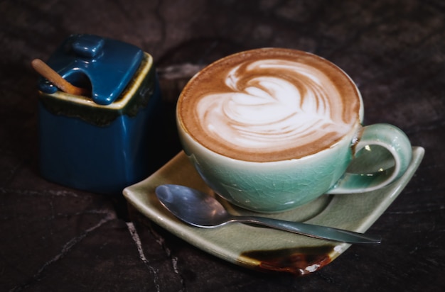 Tazza di caffè su un tavolo di legno