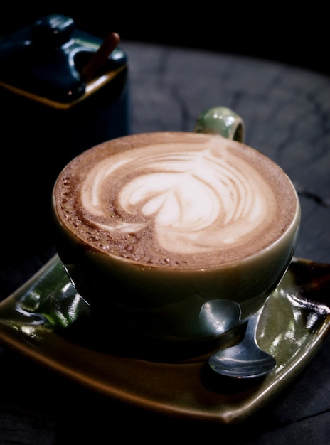 Tazza di caffè su un tavolo di legno