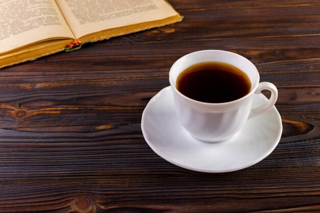 Tazza di caffè su un tavolo di legno