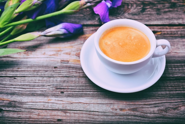 Tazza di caffè su una superficie di legno grigia