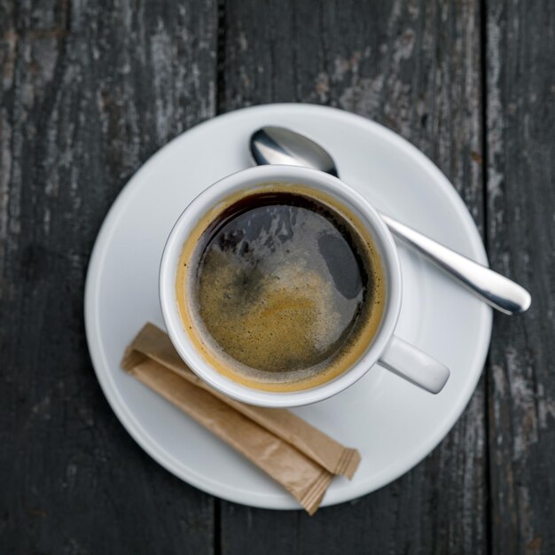 tazza di caffè su una tavola nera di legno